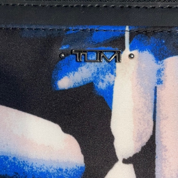 Tumi Vista travel wallet, Himalayan sky print - Picture 2 of 6